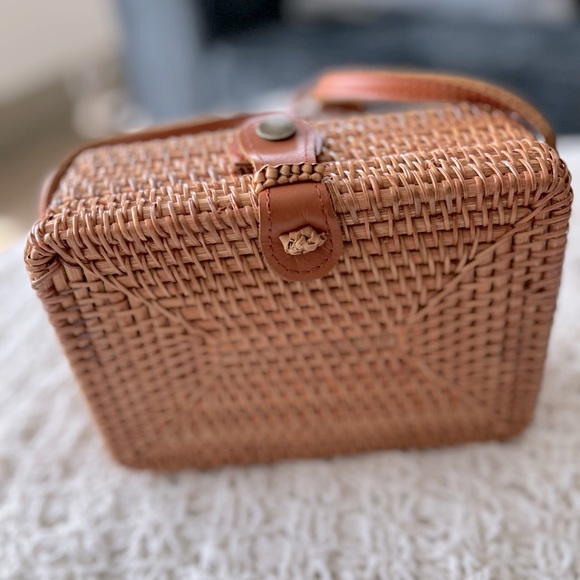 Wicker Crossbody - Lunchbox Style - Picture 3 of 4